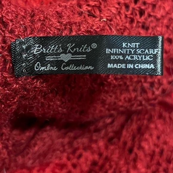 Brit's Knits handmade burgundy red, pink, maroon, ombre gator scarf w/ fringe - Picture 3 of 8